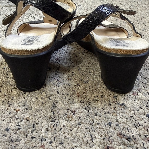 Mephisto Black Leather Snakeskin Textured T-Strap Wedge Sandals w Decor Beads 40 - Picture 4 of 7